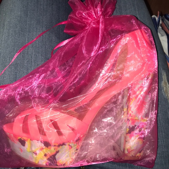 Floral pattern heels - Picture 4 of 4